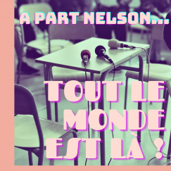 Le visuel de l'épisode "A part Nelson... Tout le monde est là !" représente 3 micros posés sur une table et 3 chaises vides autour. Le nom de l'épisode est écrit en gros en rose sur le visuel.
