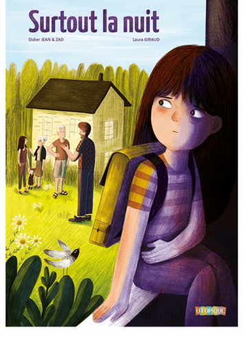 Couverture du livre jeunesse "Surtout la nuit". Une petite fille assise sur un rebord de fenêtre regarde sa famille discuter dehors d'un air inquiet.